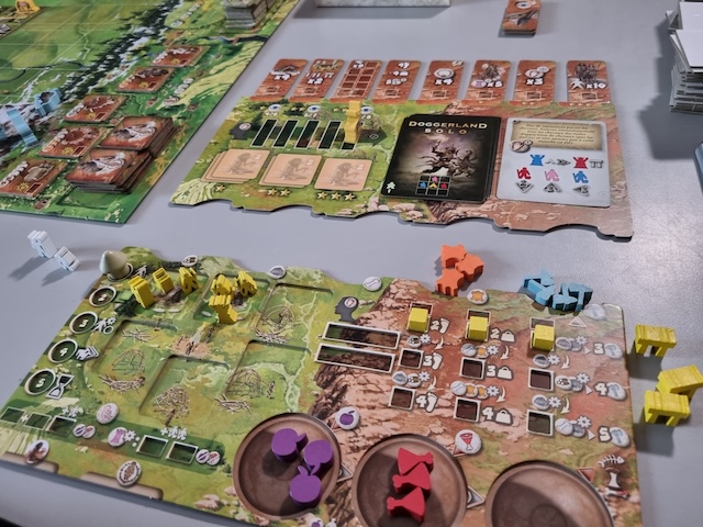 Plateau individuel d'un joueur de Doggerland en cours de partie, avec meeples et tuiles